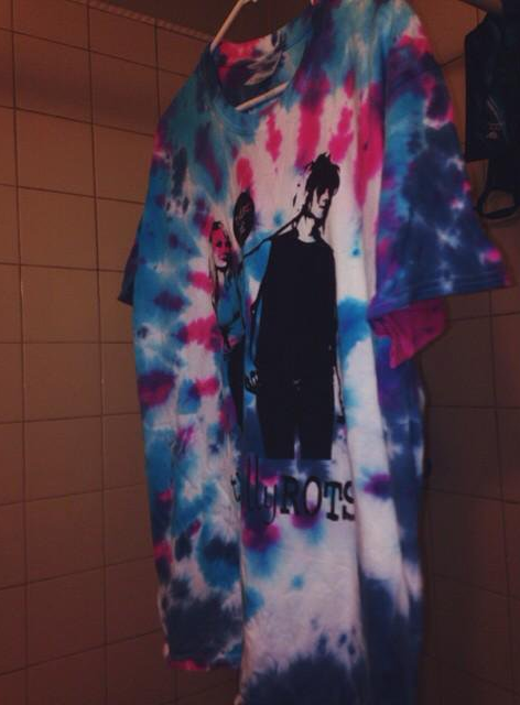 A+hand+tye+dyed+tee+shirt+hangs+drying+3+days+before+it+would+be+recognized+on+stage+by+the+lead+singer%2C+Kelly.+