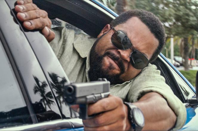 Ice Cube’s Officer James guns down his pursuers in a high speed chase.)