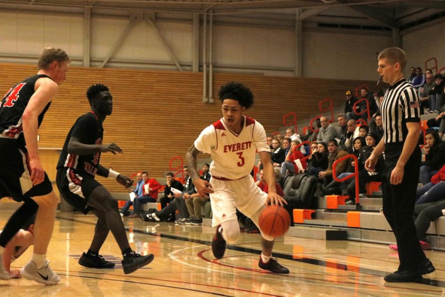 Markieth Brown Jr. drives to the rim in Everetts win over Skagit. 