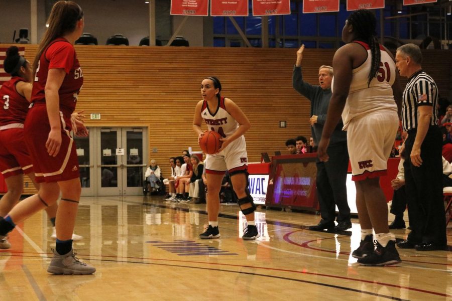 Tyra Lopez looks to pass the ball from the wing in Everetts game against Skagit. 