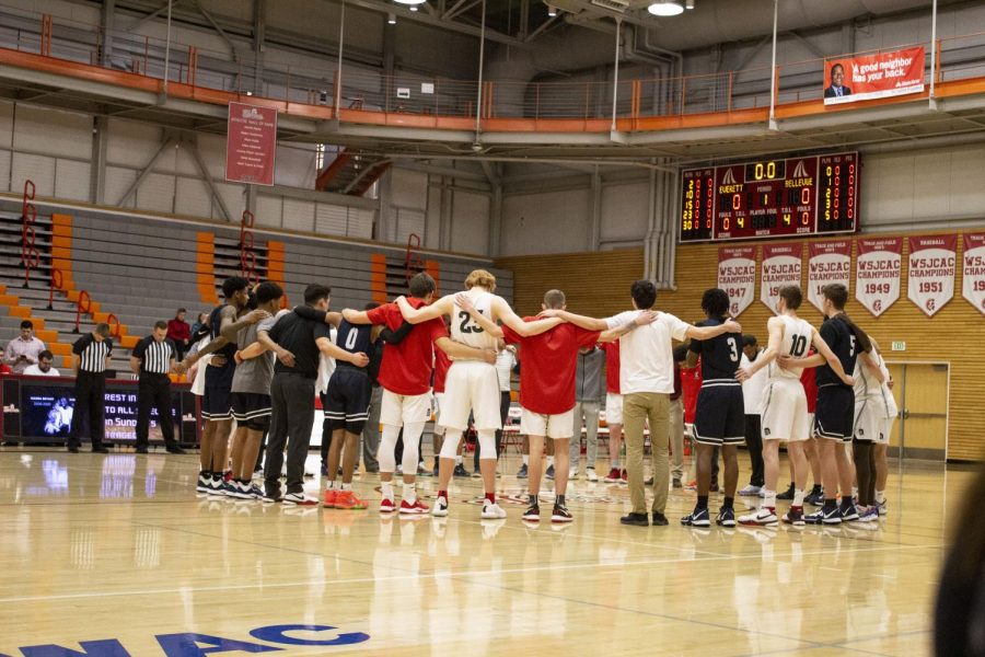 EvCC mens basketball team, huddled together for a moment of silence in honor of Kobe Bryant.