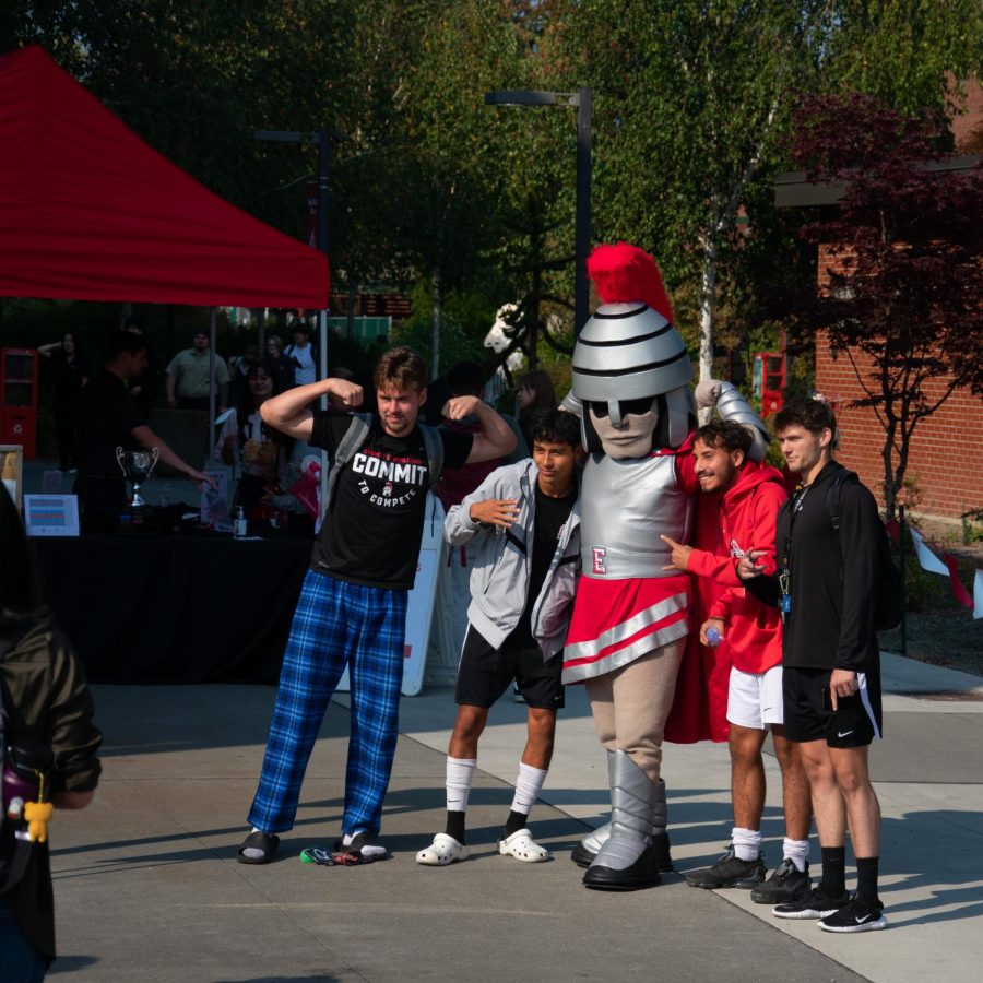 Students+take+a+picture+with+the+EvCC+Trojan+mascot.