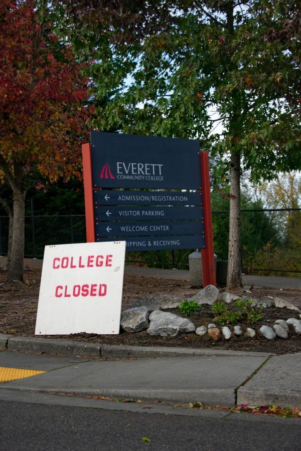A College closed sign placed out. The campus was closed due to power outages from heavy winds.