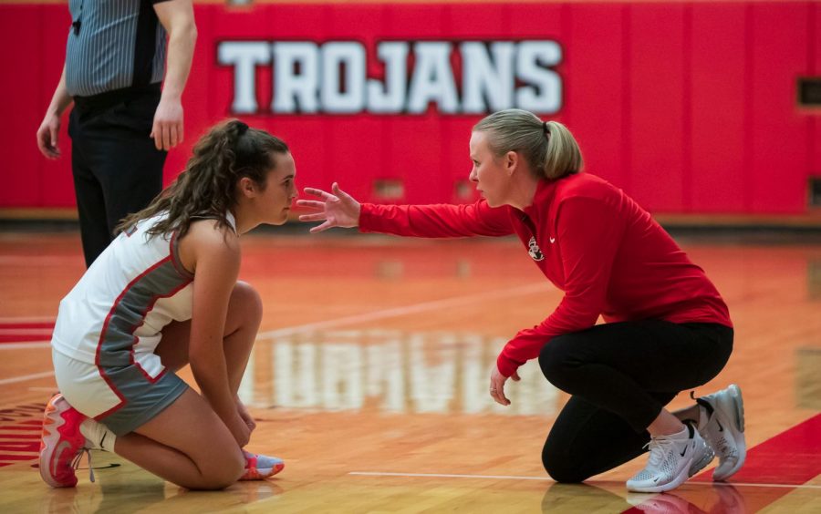 Everett head coach Jeannie Thompson gives direction to freshman Ashlynd Hunt during a timeout.