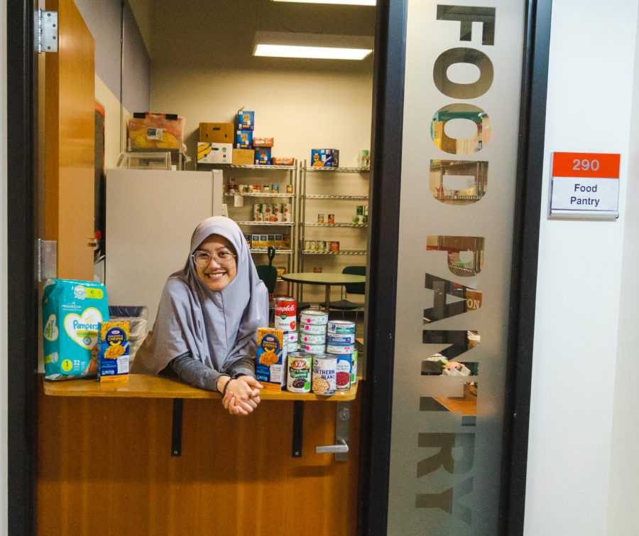 Student+Ambassador+Shafiyyah+Alqudsi+displaying+items+offered+at+the+Food+Pantry.